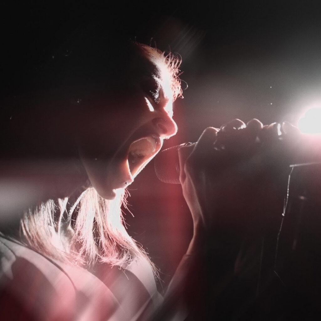 Cage Fight lança single emocional antes de sua apariçāo em festivais de verāo