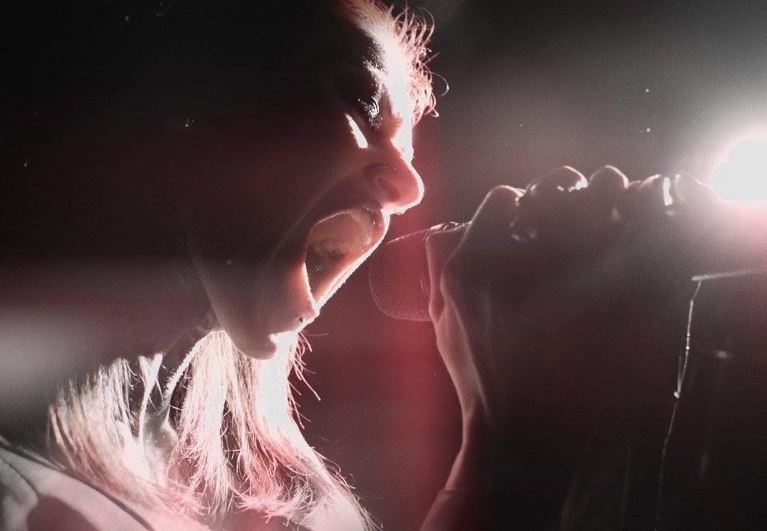 Cage Fight lança single emocional antes de sua apariçāo em festivais de verāo