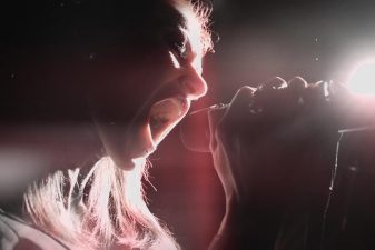 Cage Fight lança single emocional antes de sua apariçāo em festivais de verāo