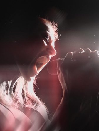 Cage Fight lança single emocional antes de sua apariçāo em festivais de verāo