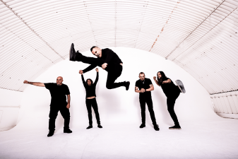 Breed 77 Lança Novo Single Épico "Outside"