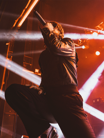 Loz Taylor performing live in London surrounded bu red and whte lights