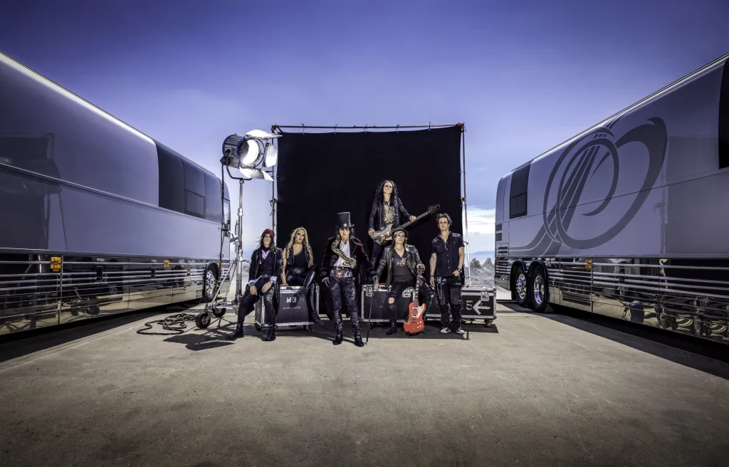 Alice Cooper Road copyright earMUSIC credit Jenny Risher group shot 1 colour