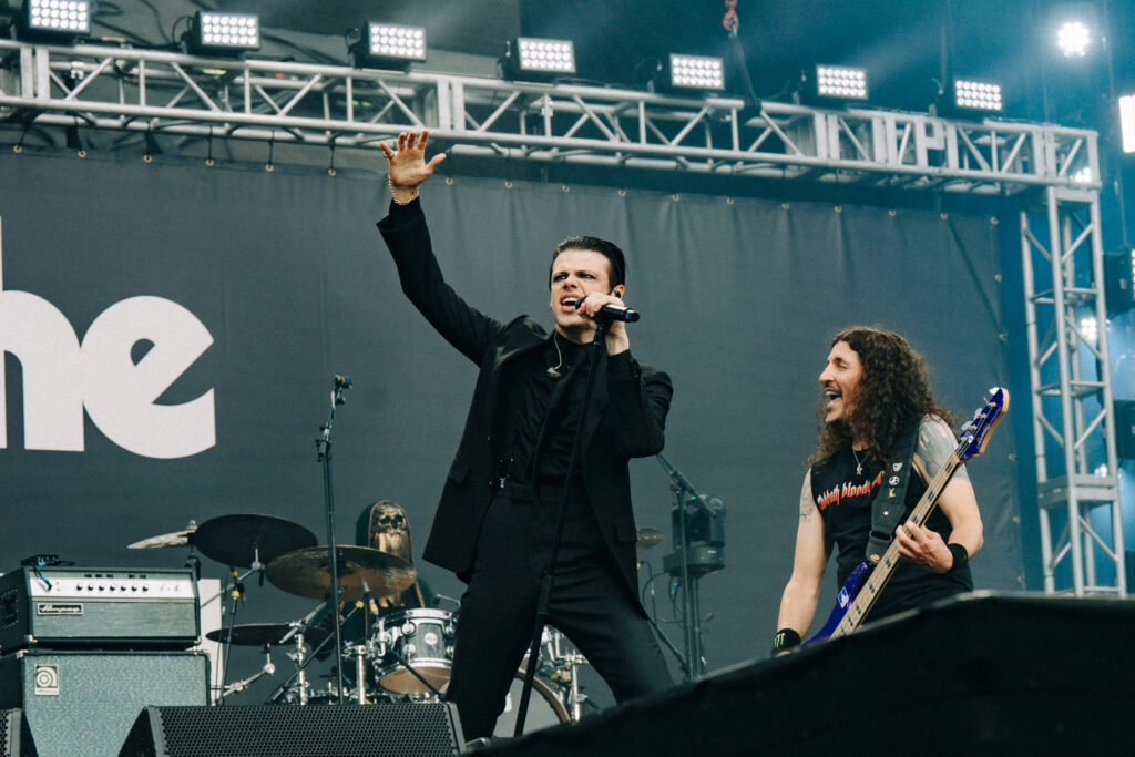 Heartwarming moment of Yungblud gifting Ozzy Osbourne custom cross in video clip 5 OZZYSHOW DSC07833